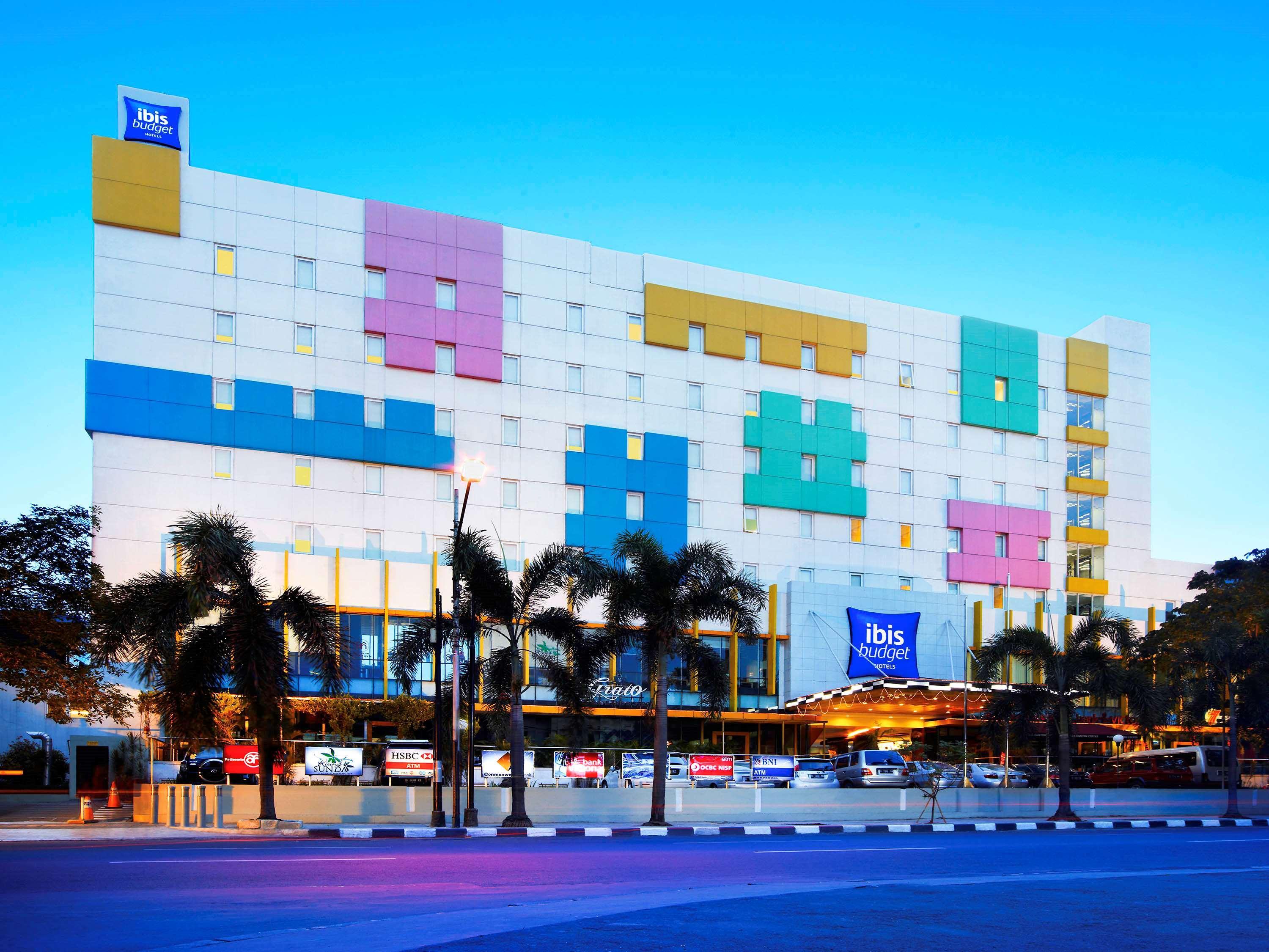 Ibis Budget Jakarta Cikini Hotel Exterior photo