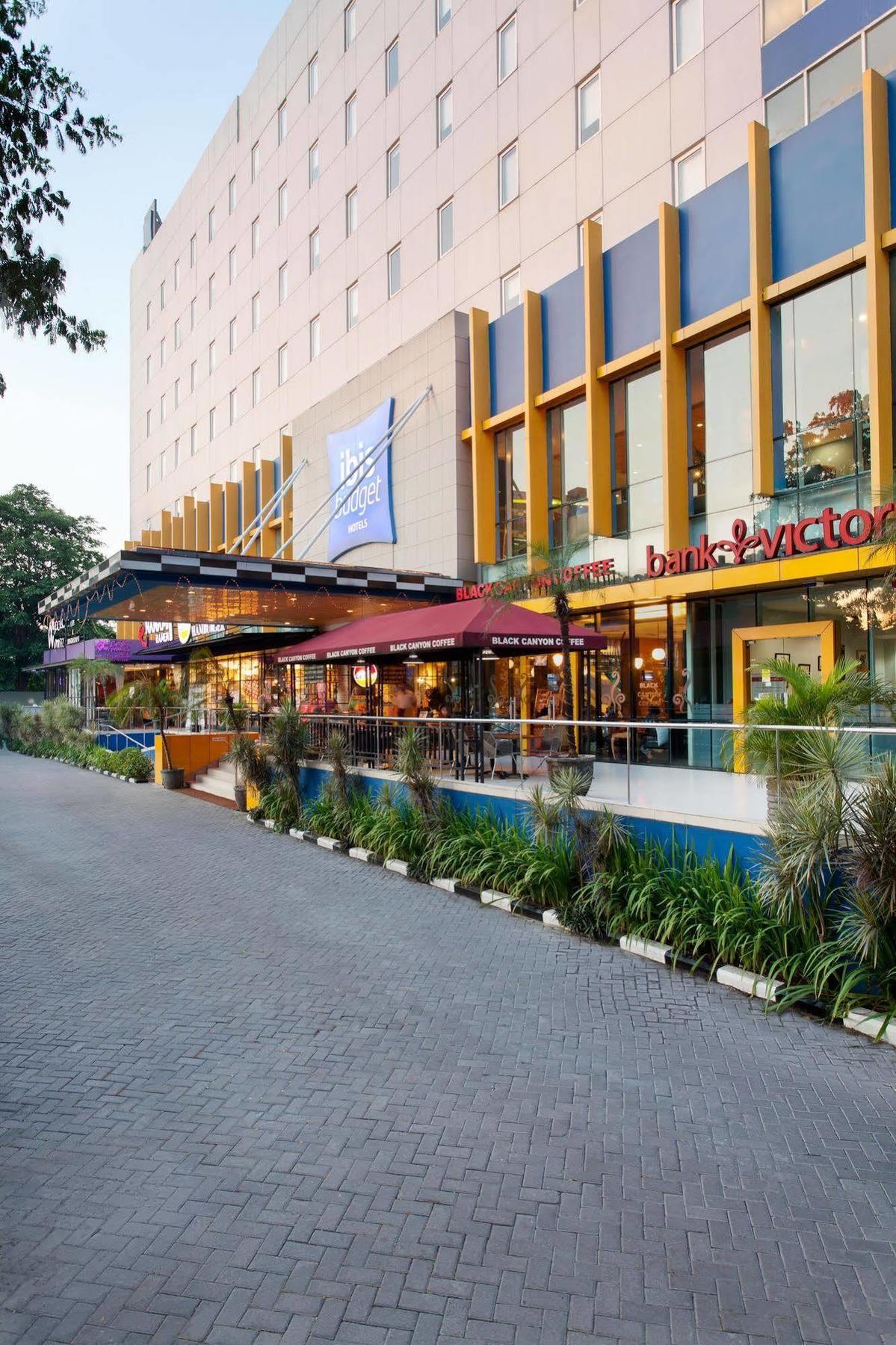 Ibis Budget Jakarta Cikini Hotel Exterior photo