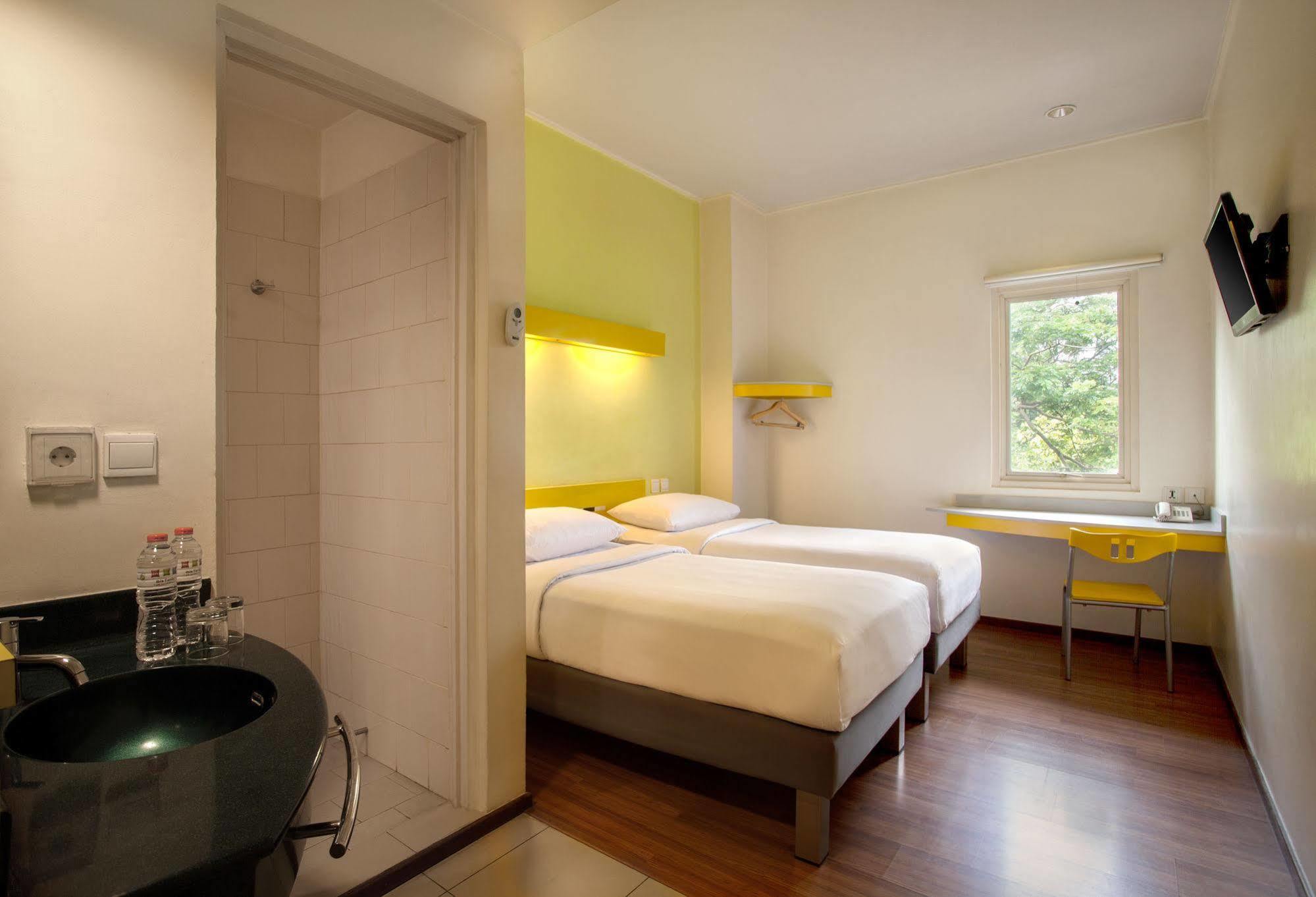 Ibis Budget Jakarta Cikini Exterior photo