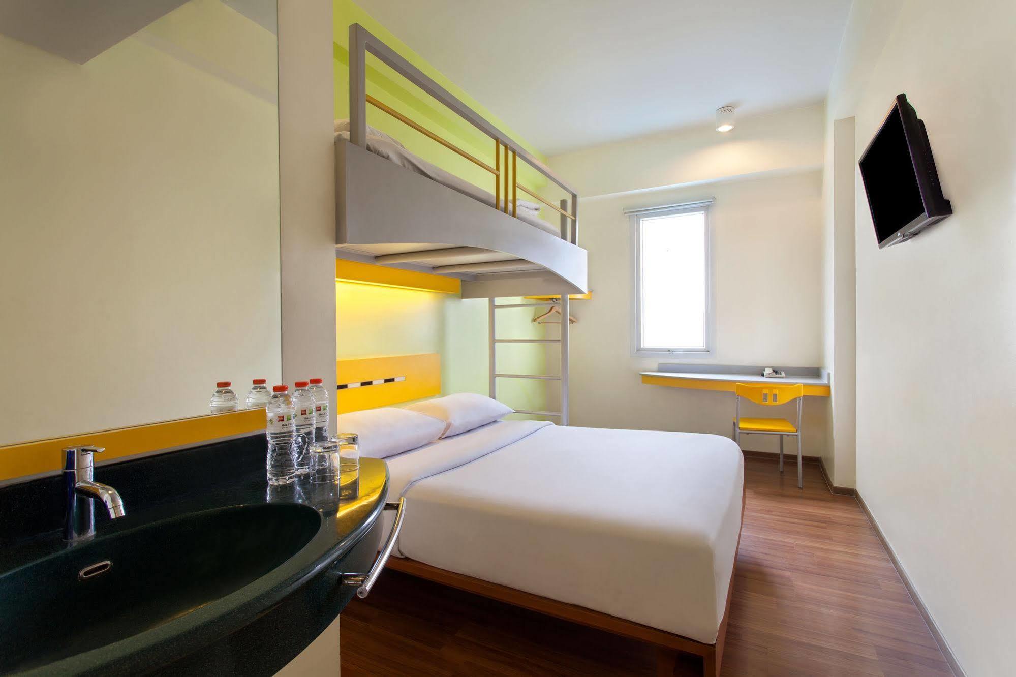Ibis Budget Jakarta Cikini Exterior photo