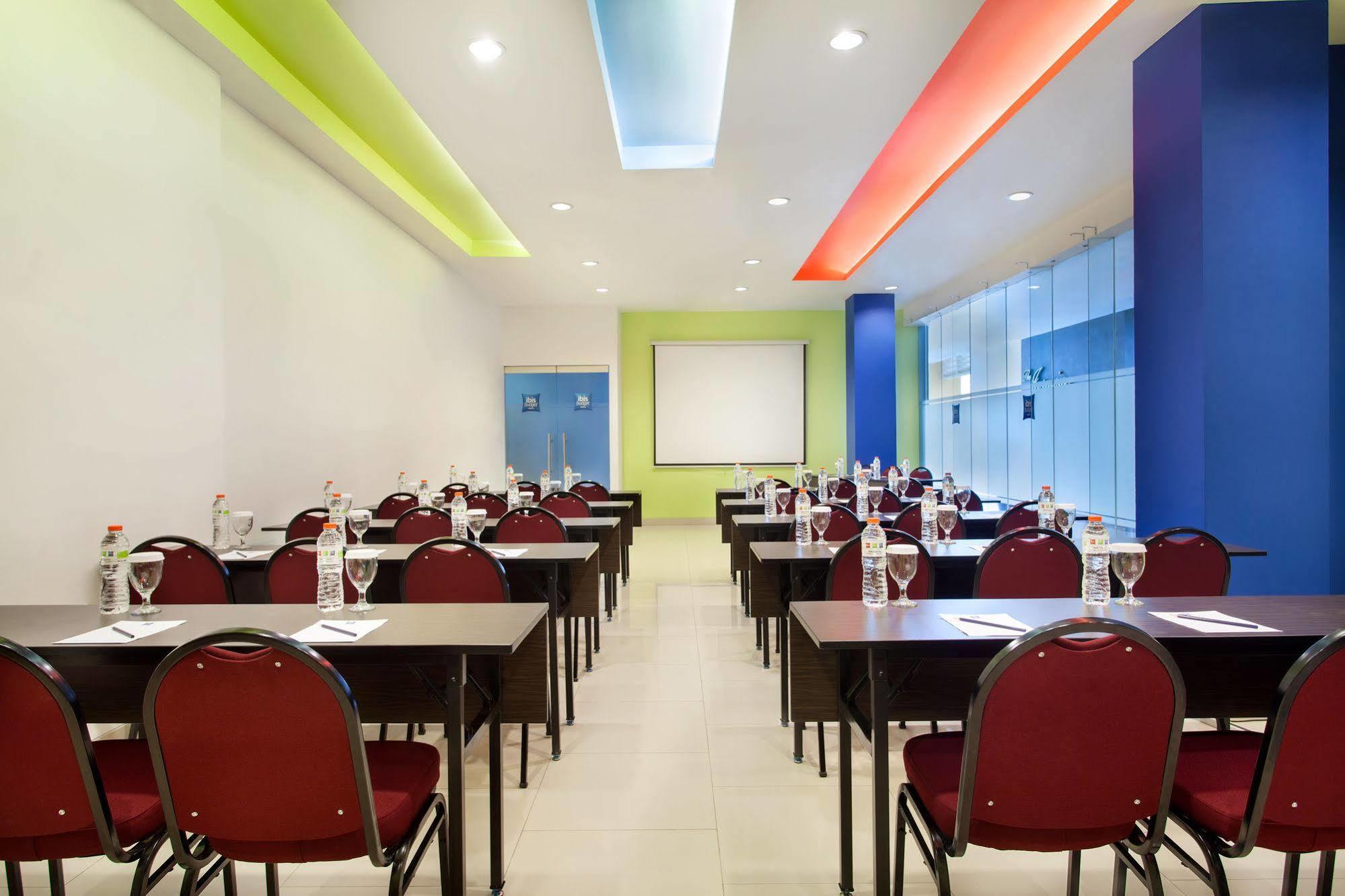 Ibis Budget Jakarta Cikini Exterior photo